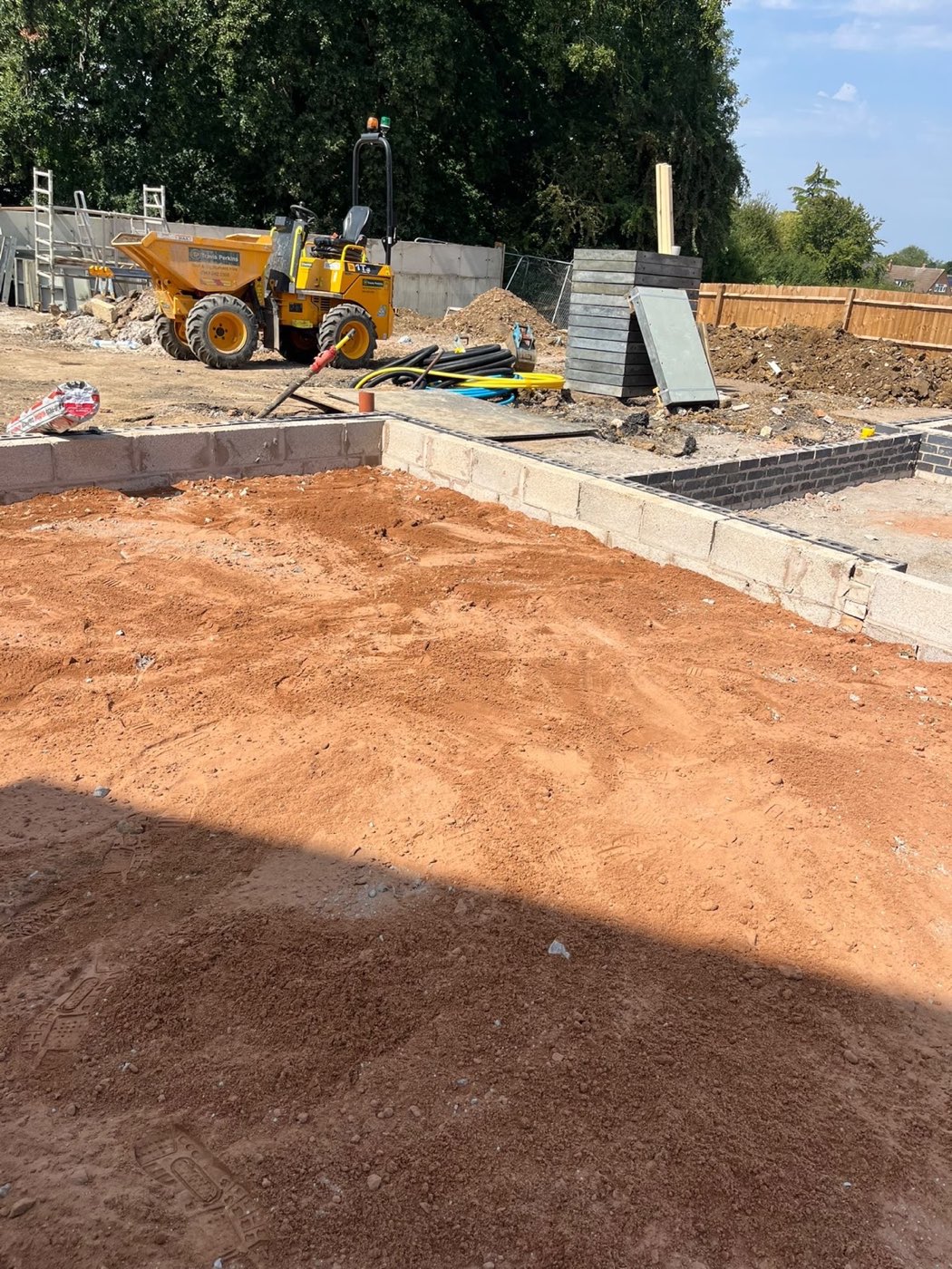 Retaining wall shuttering — Levelled