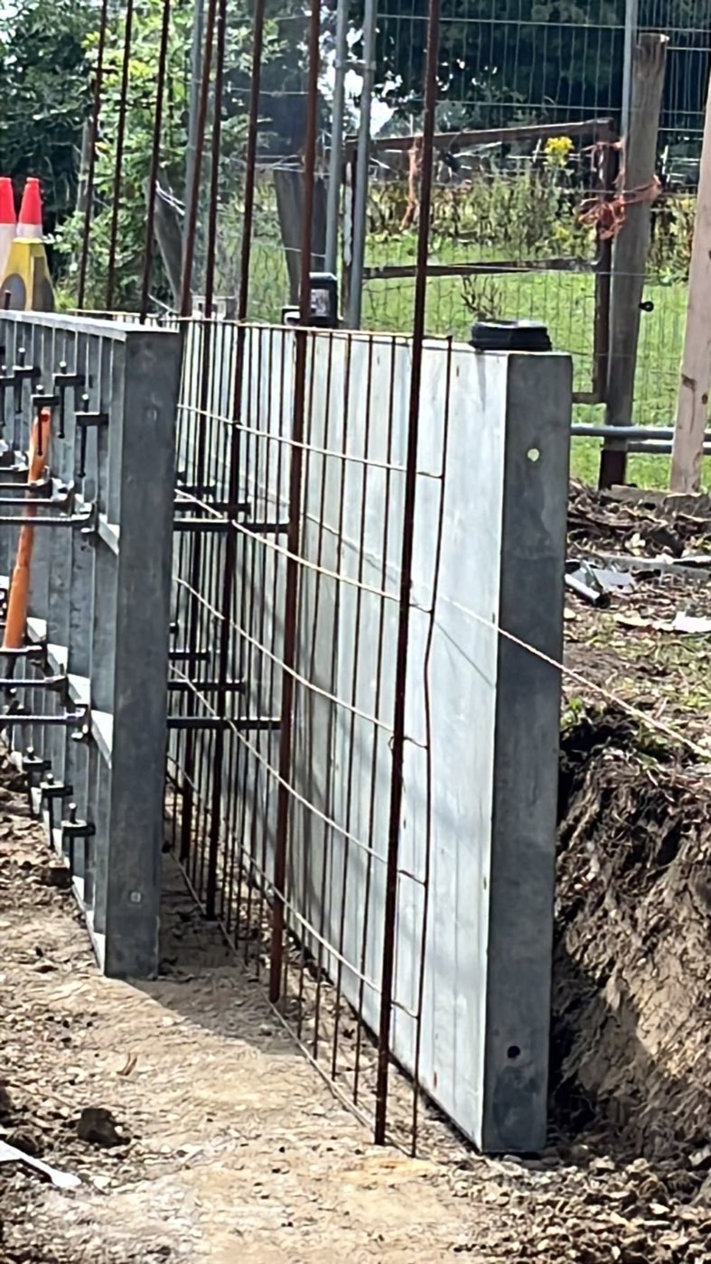 Sub-base and edgings — Retaining