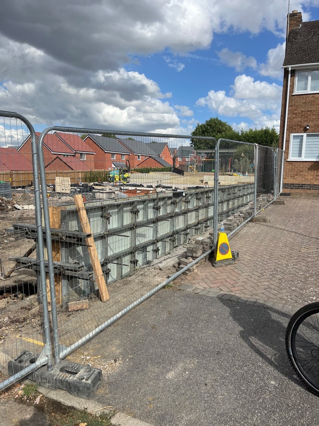 Retaining wall shuttering — Shuttered