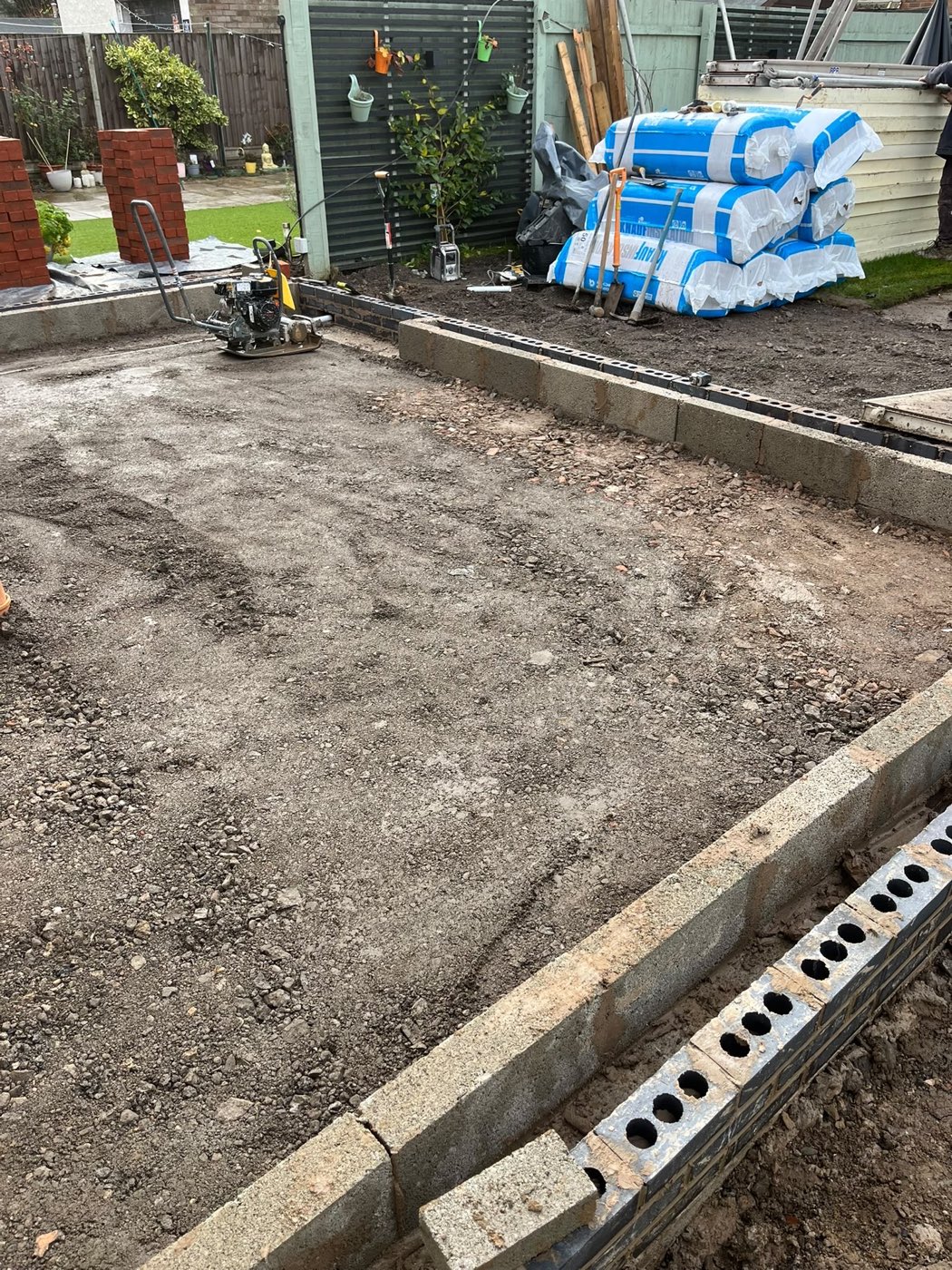 Sub-base and edgings — Edgings